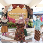MODEL CILIK: Siswa KB-TK Al Muslim Sidoarjo mengikuti fashion show berbusana batik dengan mematuhi prokes, Jumat (1/10/2021). Kegiatan ini dalam rangka menyambut Hari Batik Nasional 2 Oktober.  foto: istimewa
