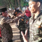 Bupati Tuban saat mengalungkan ID card peserta Diklatsus Baritim.