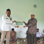 H. Syafiuddin, S.Sos., saat menyerahkan bantuan laptop kepada PCNU Pamekasan yang diterima langsung oleh K.H. Taufik Hasyim. (foto: ist)
