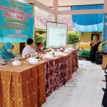 Pelaksanaan pelatihan tentang pengolahan dan pemanfaatan toga bagi masyarakat Kelurahan Gladak Anyar.