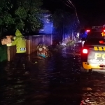 Petugas saat menyalurkan bantuan untuk warga terdampak banjir di Dringu, Kabupaten Probolinggo.