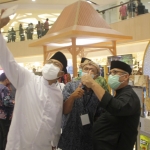 Gus Ipul berswafoto saat mengunjungi Festival Ekonomi Syariah di Atrium Mall Tunjungan Plaza, Surabaya.