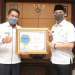 Penghargaan atas tingginya response rate yang diserahkan oleh Kepala BPS Provinsi Jawa Timur Dr. Dadang Hardiwan S.Si, M.Si kepada Plt. Wali Kota Pasuruan Raharto Teno Prasetyo, S.T. 
