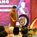 Bupati Kediri Hanindhito Himawan Pramana saat membuka Musrenbang dengan memukul gong. (Ist). 