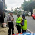 Kanit Turjawali Polres Batu Iptu Hariyanto saat memberikan pembinaan kepada Supeltas.