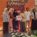 Penyerahan secara simbolis santunan kepada penerima manfaat.