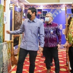 Dari kiri: Wali Kota Kediri Abdullah Abu Bakar bersama Kepala KPwBI Kediri Sofwan Kurnia dan Ketua Kadin Kota Kediri M. Solikhin, saat meninjau stan-stan produk unggulan UMKM yang dipamerkan. (foto: ist)