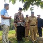 Bupati Lamongan Fadeli bersama anggota DPR RI Komisi VII Nasyirul Falah Amr saat melihat pengeboran sumur di Desa Mangkujajar Kembangbahu Lamongan. foto: nurqomar hadi