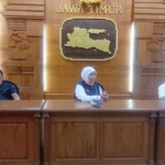 Gubernur Khofifah didampingi Ketua Gugus Tugas Penanganan COVID-19 Jatim, Heru Tjahjono menggelar konferensi pers di Gedung Negara Grahadi, Surabaya.