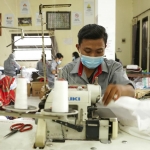 Pekerja UMKM Ramli Collection sedang melakukan proses produksi baju koko. foto: ist.
