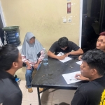 Para remaja yang konvoi Sahur on The Road saat diamankan di Mapolres Gresik. foto: ist.
