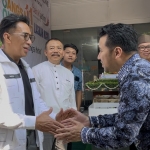 Ketua DPW PAN Jatim sekaligus DPR RI, Ahmad Rizki Sadig (kiri), berjabat tangan dengan Wakil Gubernur Jatim, Emil Elestianto Dardak, saat menghadiri HUT ke-11 BANGSAONLINE. Foto: SULTHON/ BANGSAONLINE