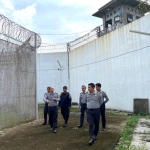Kepala KPLP, Septyawan Kuspriyo bersama Kasi Adm Kamtib, Hilman Hilmawan saat melakukan kontrol keliling di area Lapas