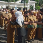 Gubernur Khofifah didampingi wakil dan sekretarisnya saat menyapa ASN di Pemprov Jatim. Foto: DEVI FITRI AFRIYANTI/BANGSAONLINE