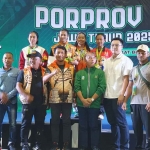 Kepala Disbudporapar Tuban, M. Emawan Putra (depan tengah tangan mengepal) saat foto bersama atlet peraih medali di Porprov IX Jatim 2025.