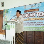 Wakil Pengasuh Ponpes Maftahul Uluum Jatinom, H. Ahmad Khubby Ali Rohmad, saat memberi sambutan dalam kegiatan yang digelar DLH Jatim.