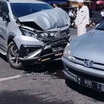 Petugas saat mengevakuasi 2 kendaraan yang terlibat kecelakaan di Jalan Raya Trunojoyo, Pamekasan.
