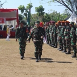 Kasdam V/ Brawijaya Brigjen TNI Niko Fahrizal saat melakukan inspeksi pasukan. 
