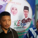 Sekretaris DPD Partai? Demokrat Jatim, Renville Antonio bersama Fatkhul Hadi saat memberi keterangan kepada wartawan. foto: DIDI ROSADI/ BANGSAONLINE