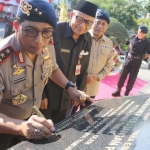 Kapolda Jatim Irjen Pol Machfud Arifin saat menandatangani prasasti peresmian Monumen Perjuangan Polri.