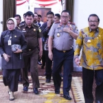 Gubernur Jatim H Soekarwo bersama dengan Kapolda Jatim Irjen Pol Luki Hermawan dan Irjen Kemendagri Sri Wahyuningsih memasuki tempat acara di Gedung Negara Grahadi Surabaya.