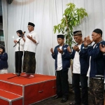 Wali Kota Kediri, Vinanda Prameswati dan Wakilnya Gus Qowim saat mendoakan keberangkatan para relawan umroh. Foto: Ist.