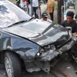 Mobil sedan yang ringsek, setelah mengalami tabrakan dijalur arteri Porong. foto: Agus HP/BANGSAONLINE