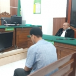 Terdakwa tertunduk lesu usai mendengar vonis yang dibacakan ketua Majelis Hakim