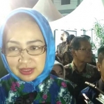 Airin Rachmi Diany, Ketua Apeksi sekaligus Wali Kota Tangerang Selatan, saat diwawancarai awak media. foto: IWAN IRAWAN/ BANGSAONLINE
