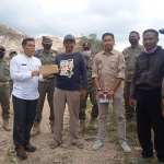 Sejumlah petugas dari Pemkab Jember saat melakukan penertiban di Gunung Sadeng.