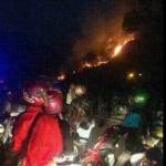 Tampak kobaran api semakin mendekati pemukiman warga. foto: zainal abidin/BANGSAONLINE