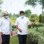 Gubernur Jawa Barat Ridwan Kamil (kiri) ditemani Wali Kota Kediri Abdullah Abu Bakar saat berkeliling di Taman Brantas. foto: ist.
