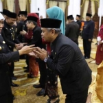 Gubernur Khofifah memberi selamat kepada pejabat eselon II yang baru saja dilantik di Gedung Negara Grahadi. foto: ist