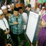 Penandatanganan deklarasi ekonomi islam nusantara di Pondok Pesantren Bahrul Ulum Tambakberas Jombang, Sabtu (13/8) malam. foto:  RONY S/ BANGSAONLINE
