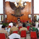 Asisten Pemerintahan dan Kesra Pemkab Blitar Ahmad Husein saat membacakan sambutan Bupati Blitar Rijanto dalam Forum Silaturahmi Kamtibmas (FSK) jelang Pemilu 2019.