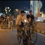 Komunitas sepeda sehat sedang asyik bersepeda malam hari mengitari Alun-alun Kota Mojokerto.