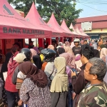 Suasana Pasar Brangkal Mojokerto yang saat operasi pasar murah. Foto: Aris.