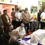 LaNyalla memberi penghorrmatan terakhir sebelum jenazah ibundanya dimakamkan usai salat Jumat di TPU Ngagel Surabaya. 