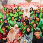 Sejumlah driver ojol perempuan bersama Gubernur Jatim Khofifah.