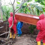 Proses pemakaman pasien Covid-19 warga Desa Blabak, Kecamatan Kandat, Kabupaten Kediri yang meninggal dunia, Sabtu (9/5). (foto: ist.)