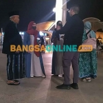 Tampak dua wanita muda petugas Bandara King Mohammad Bin Abdul Aziz Madinah menjelaskan tentang transportasi kepada Prof Dr KH Asep Saifuddin Chalim, MA dan Nyai Hj Alif Fadhilah, istrinya. Foto: M Mas
