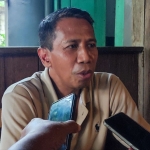 Tri Efendi, Wakil Ketua DPC PDI Perjuangan Kabupaten Kediri saat memberi keterangan kepada wartawan. Foto: Muji Harjita/BANGSAONLINE
