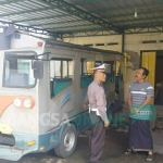 Anggota Satlantas Polres Jombang mulai menyosialisasikan larangan beroperasinya kereta kelinci. foto: AAN AMRULLOH/ BANGSAONLINE