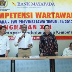 Ketua PWI Jatim Akhmad Munir bersama Bank Mayapada (tiga dari kiri) serta Komisi Pendidikan PWI Pusat Hendro Basuki (paling kiri).