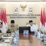 Menteri ATR/BPN saat pertemuan dengan Menteri Transmigrasi. 