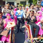 Kapolresta Kediri AKBP Anthon Haryadi saat mengayuh becak yang penumpangnya adalah salah satu anggota purna tugas. Foto: ARIF K/BANGSAONLINE