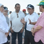 Gubernur Jatim Khofifah mendengar penjelasan Bupati Fadeli saat sidak di Stadion Surajaya, Lamongan.