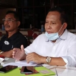 Ketua DPC PDIP Kabupaten Kediri, Murdi Hantoro (baju putih) dan Ketua Fraksi PDIP DPRD Kabupaten Kediri. foto: Muji Harjita/ Bangsaonline.com