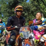 Wakil Direktur PT Gudang Garam Slamet Budiono saat ikut menyusuri pedesaan dengan kendaraan motorcross.