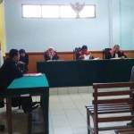 Tanpa menggunakan jas tahanan Kejaksaan, terdakwa menjalani persidangan perdana dengan agenda dakwaan JPU. foto: NANANG I/ BANGSAONLINE